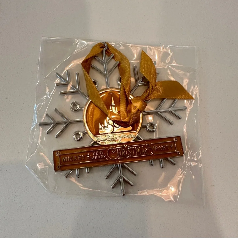 2022 Disney Mickey’s Very Merry Christmas Party Print & Ornament - NEW IN WRAP!! - Picture 2 of 8